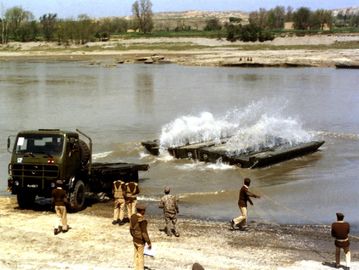 Load Capacity Tracked Load 60t Army Pontoon Bridge Fast Erectiion